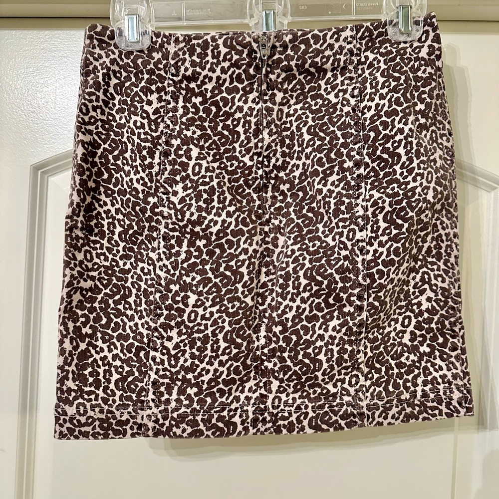 Free People - Modern Femme Novelty Mini Denim Skirt in Leopard Print! - Picture 5 of 8